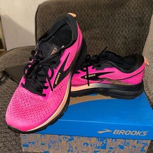 Brooks women’s size 6 worn once. These are pink, black and orange.